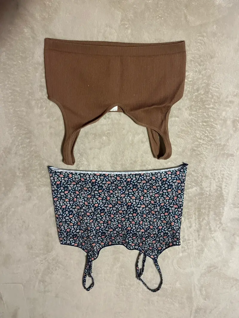 Poleras con volantes beige y gris - 2