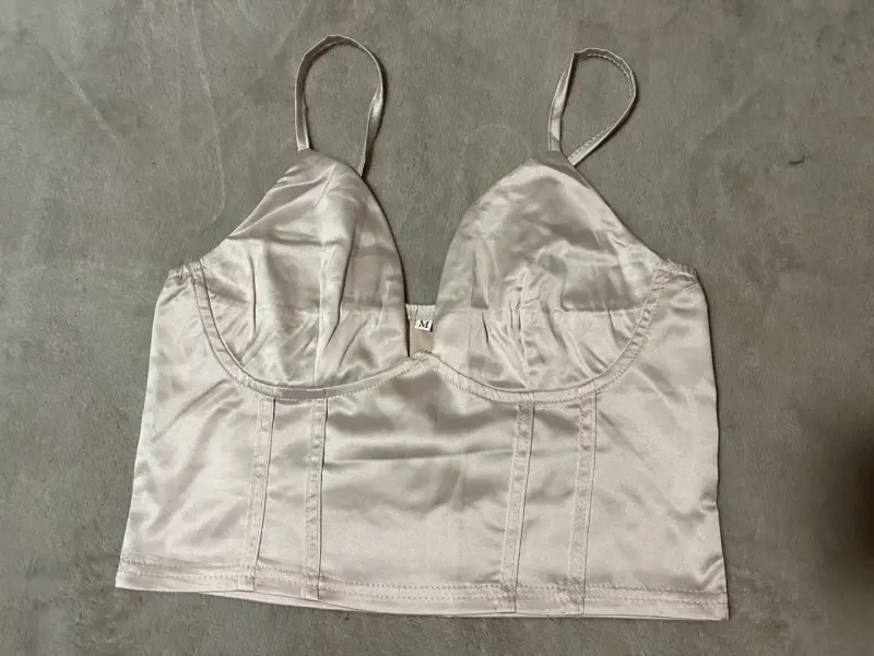 Poleras con volantes beige y gris - 5