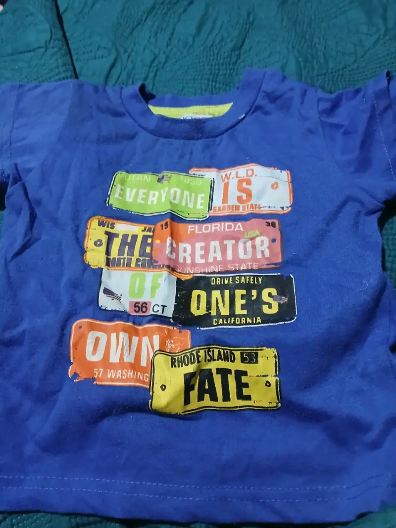 Polera azul infantil con estampado