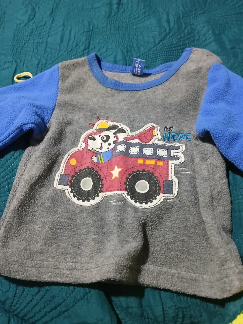 Polerón infantil azul con camión