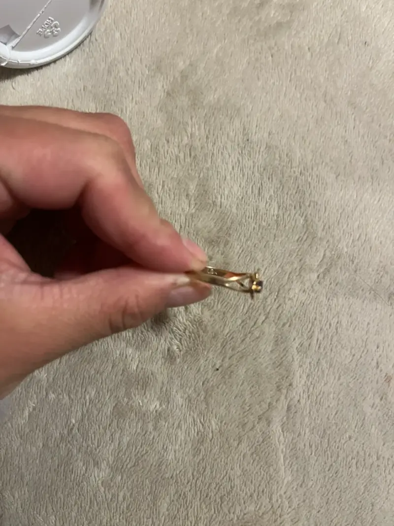 Anillo de oro con piedra morada - 2