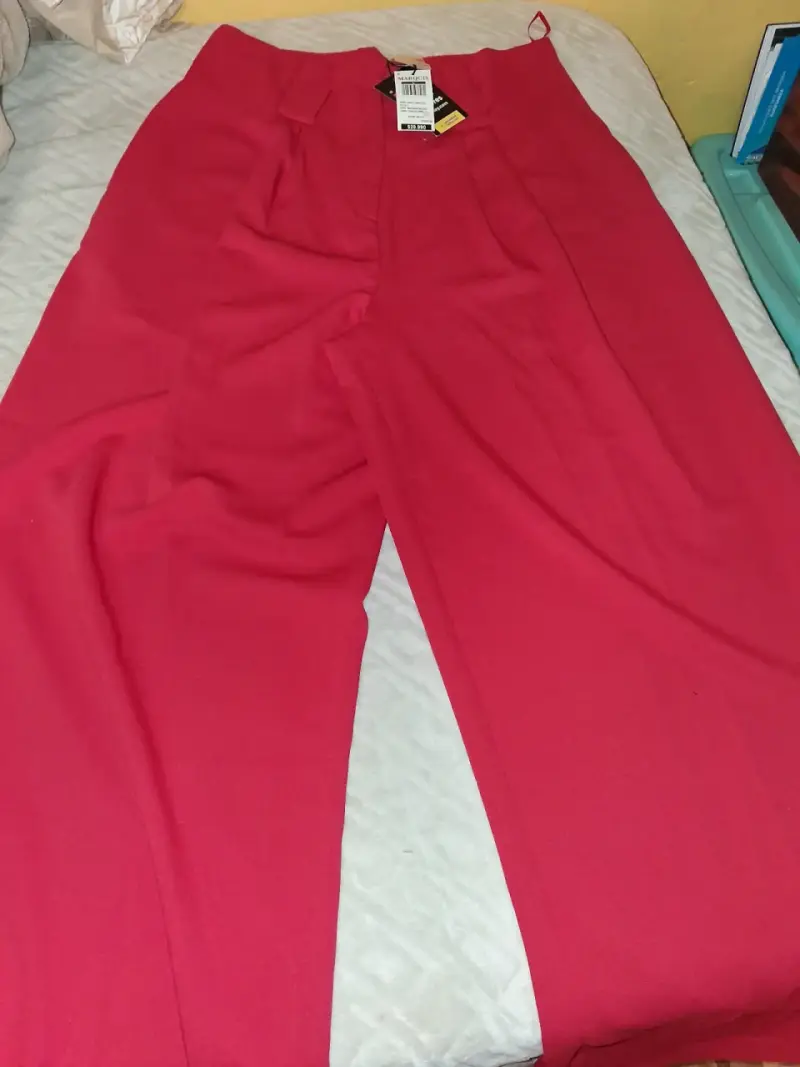 Pantalones rojos nuevos