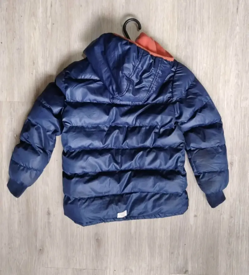 Chaqueta acolchada azul con capucha - 2