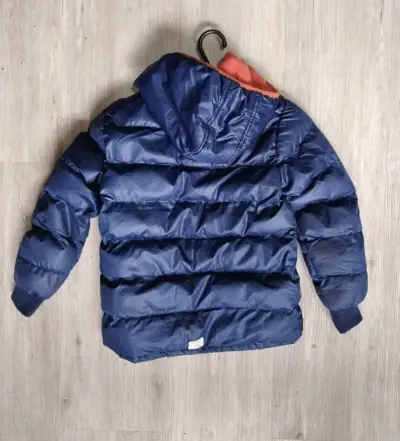 Chaqueta acolchada azul con capucha - miniatura 2