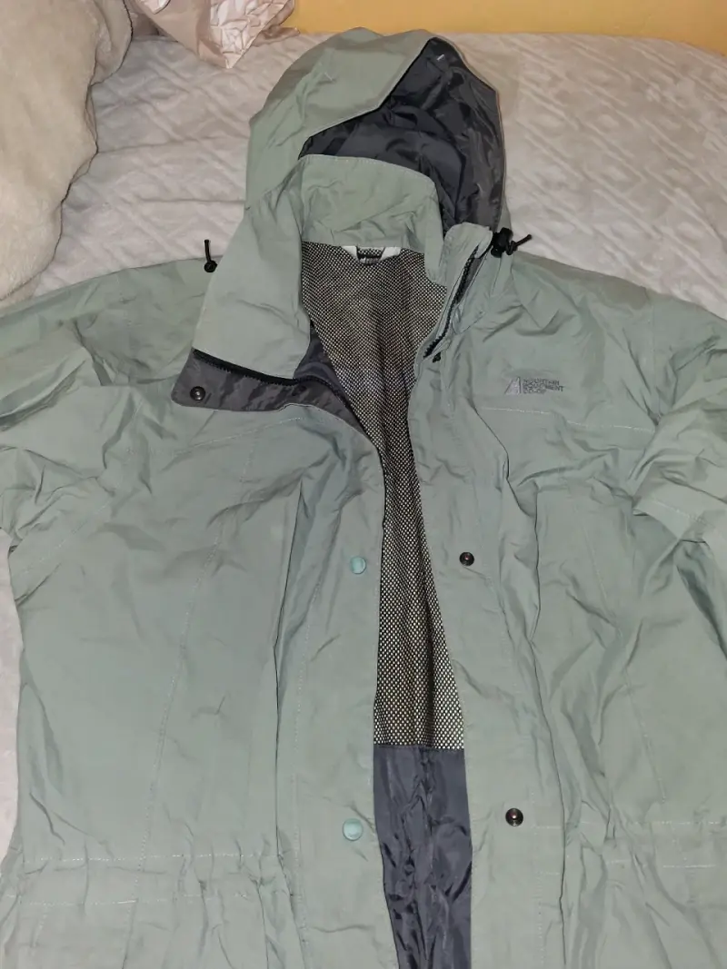 Chaqueta impermeable con capucha - 1