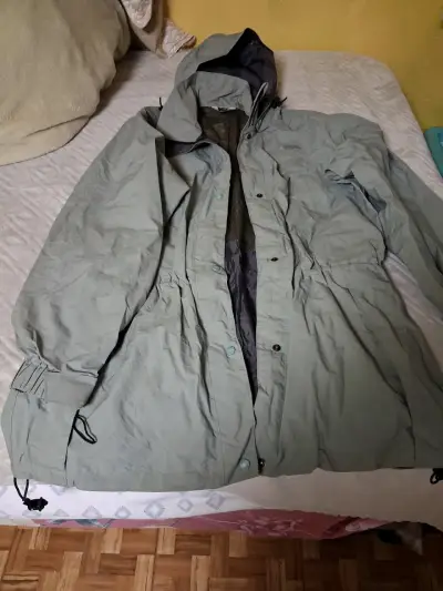 Chaqueta impermeable con capucha - miniatura 2