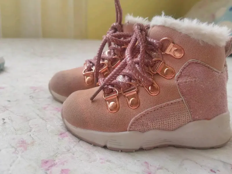 Botas rosadas de niña - 1
