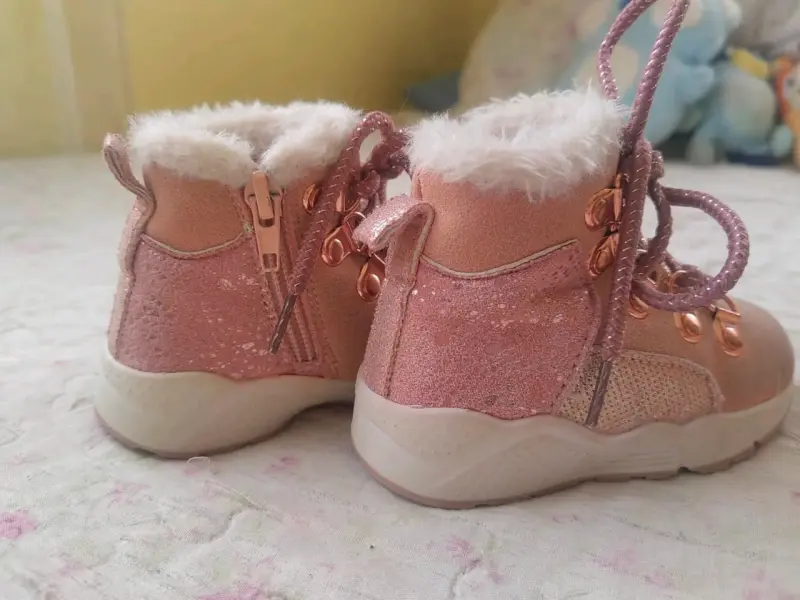 Botas rosadas de niña - 2