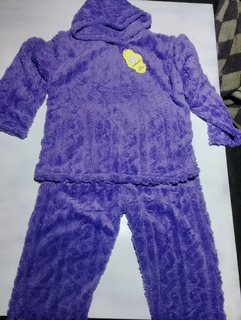 Pijama morado de felpa con capucha