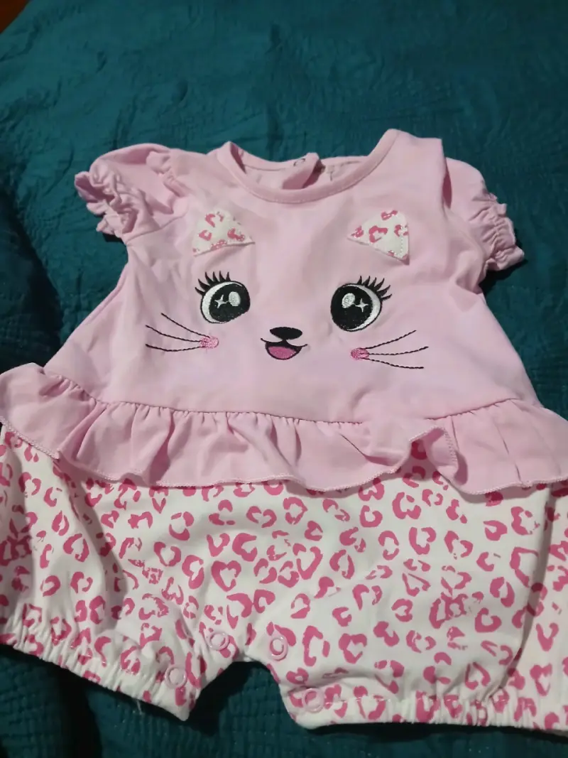 Enterito de bebé rosado con gato