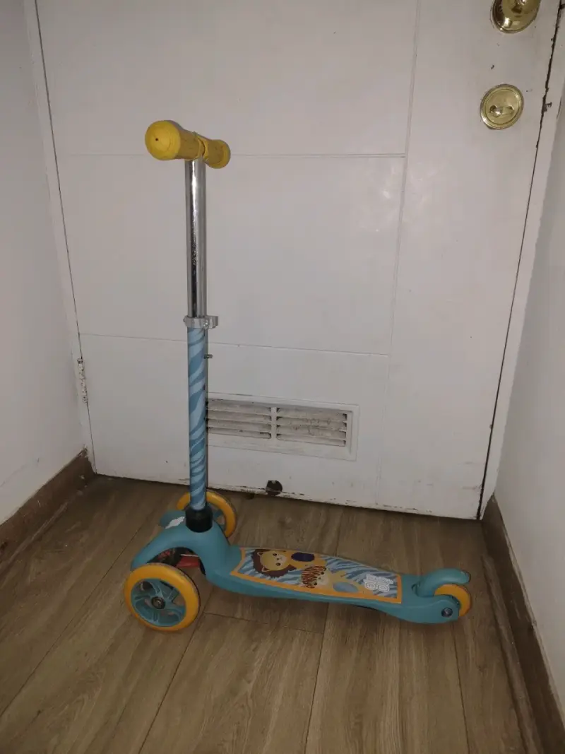 Scooter infantil azul y amarillo