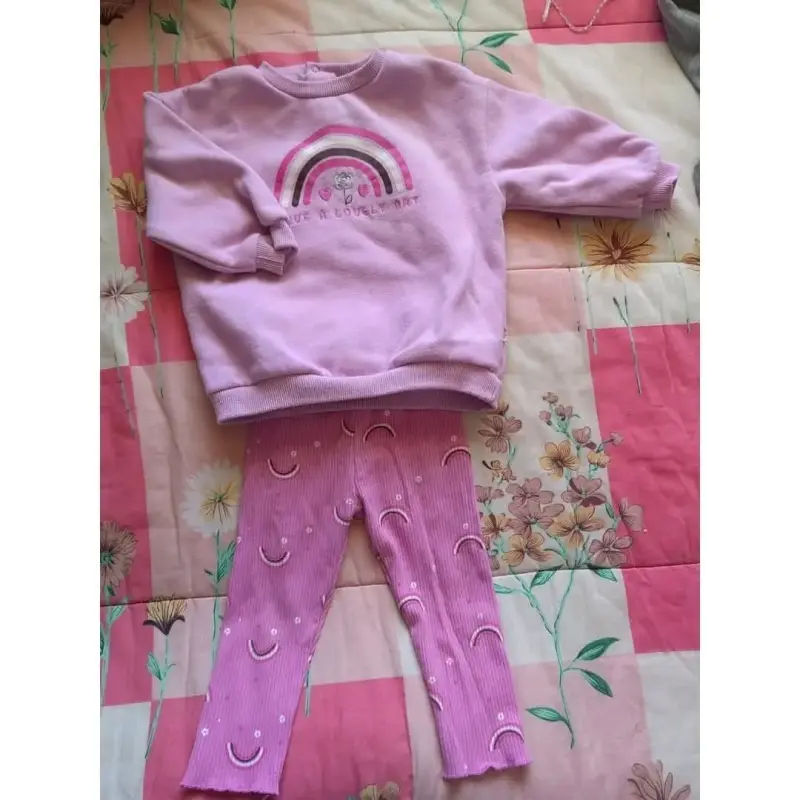 Conjunto infantil rosa con arcoíris