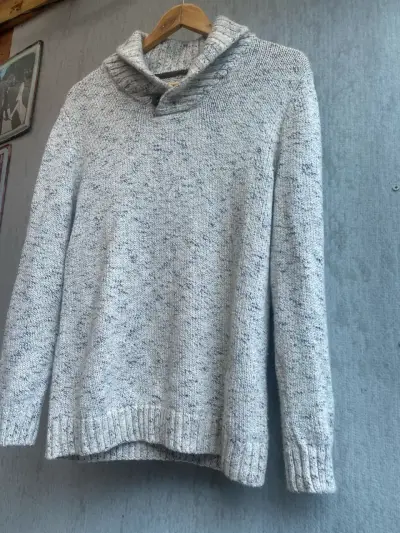Suéter gris de lana gruesa - miniatura 4