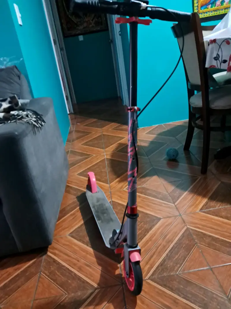 Scooter plegable color rosa y negro - 2