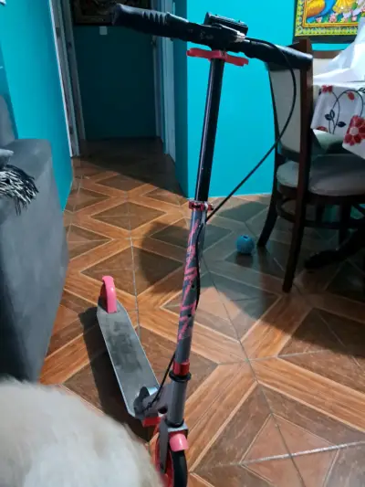 Scooter plegable color rosa y negro - miniatura 4