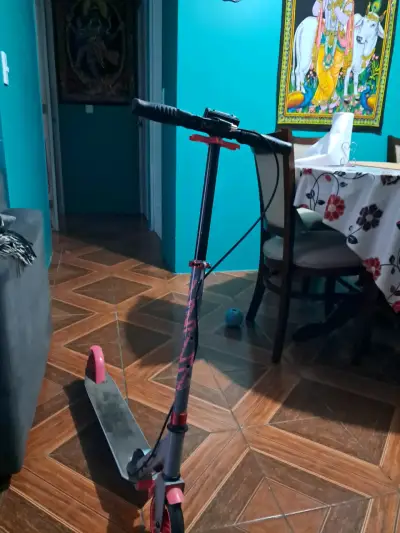 Scooter plegable color rosa y negro - miniatura 5