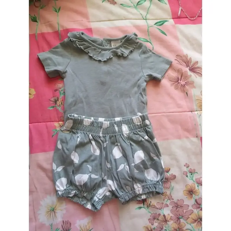 Conjunto niña gris con volantes