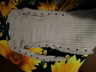 Sweater beige con botones laterales - miniatura 1