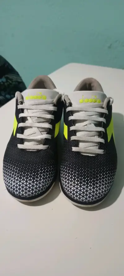 Zapatillas deportivas negras y amarillas - miniatura 2
