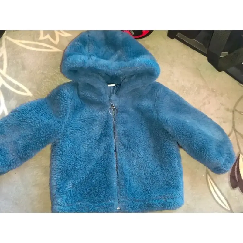 Chaqueta azul con capucha