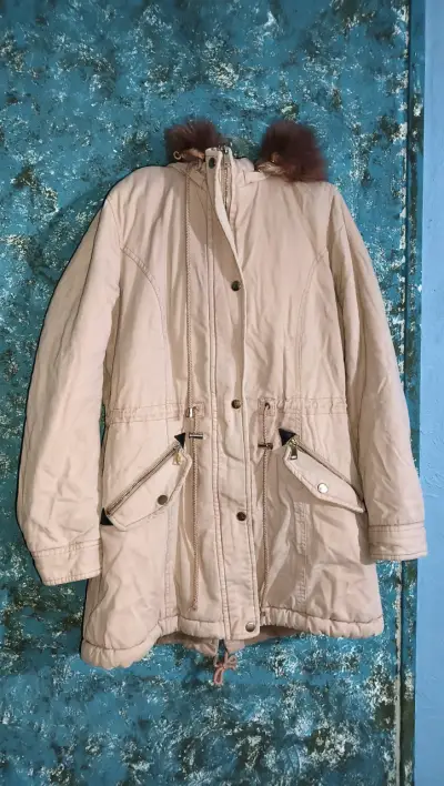 Parka beige con capucha - miniatura 1