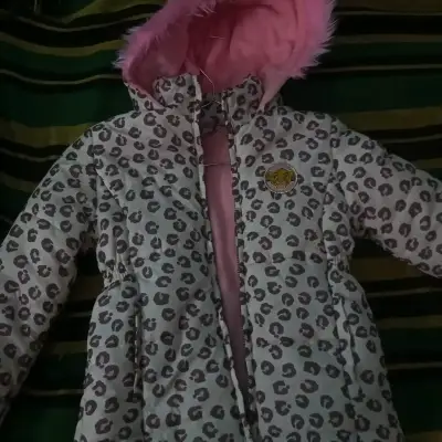 Abrigo infantil con capucha rosa - miniatura 2