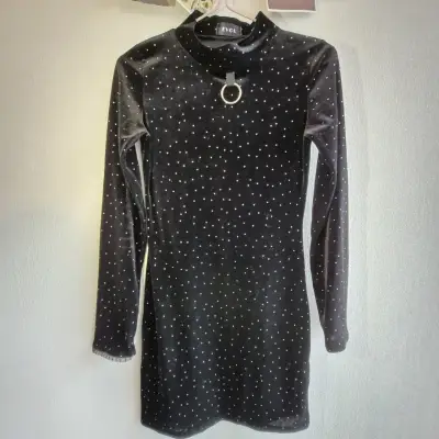 Vestido negro con apliques metálicos - miniatura 1