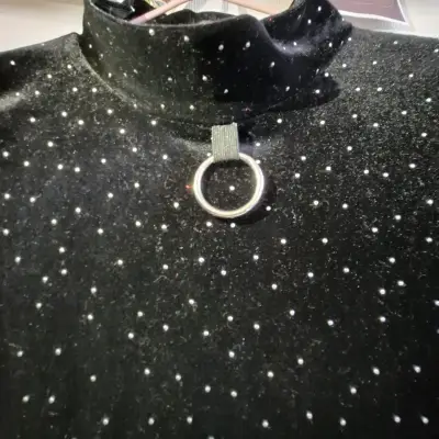 Vestido negro con apliques metálicos - miniatura 2