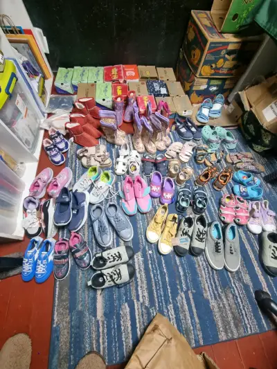 Zapatos infantiles variados - miniatura 1