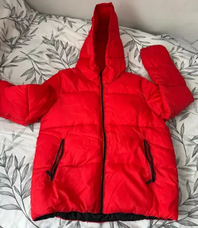 Chaqueta acolchada roja con capucha - miniatura 1
