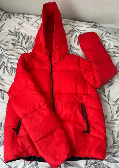 Chaqueta acolchada roja con capucha - miniatura 2