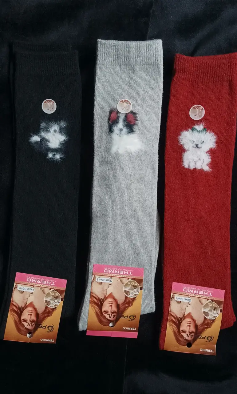 Calcetines de lana negra, gris y roja - 1