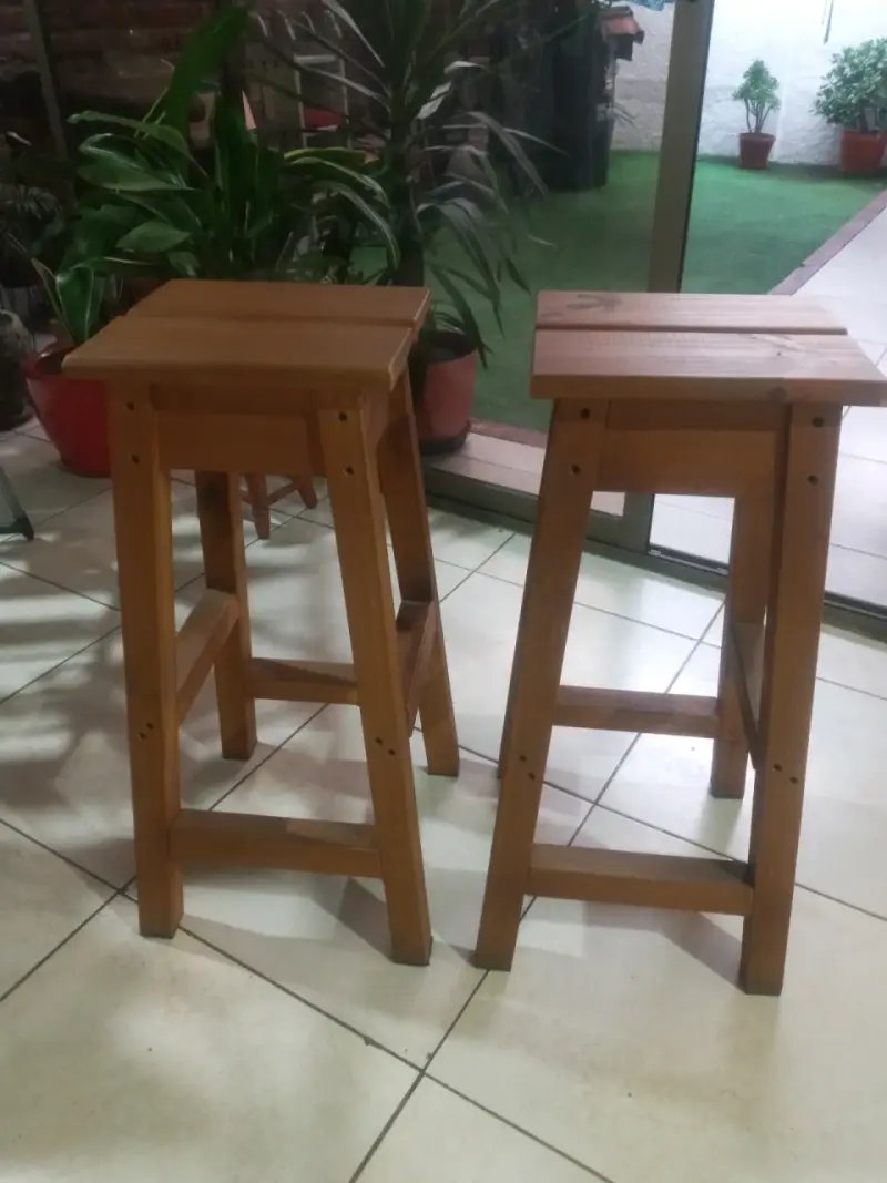 Par de taburetes de madera
