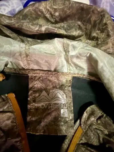Chaqueta impermeable con capucha - miniatura 5