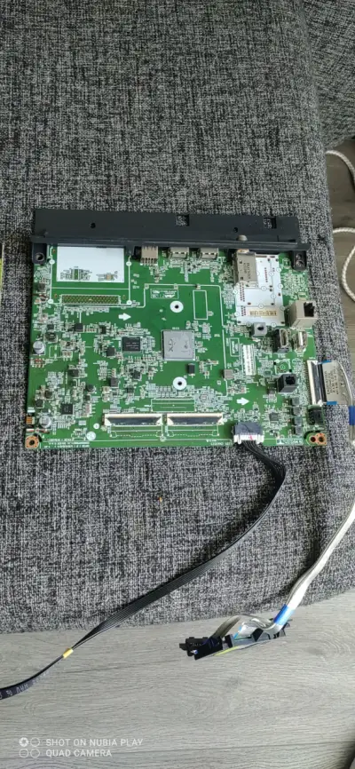 Placa base electrónica con cables - miniatura 1