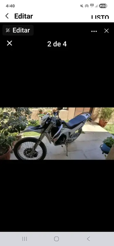 Motocicleta deportiva blanca - miniatura 1