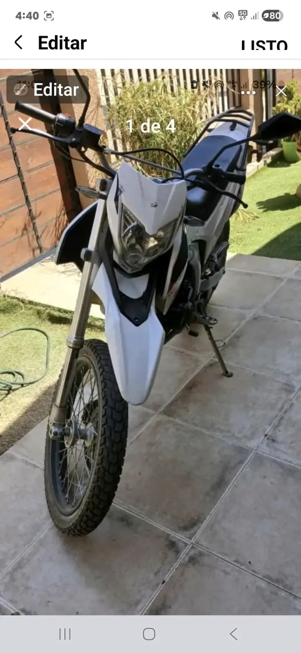 Motocicleta deportiva blanca - 2