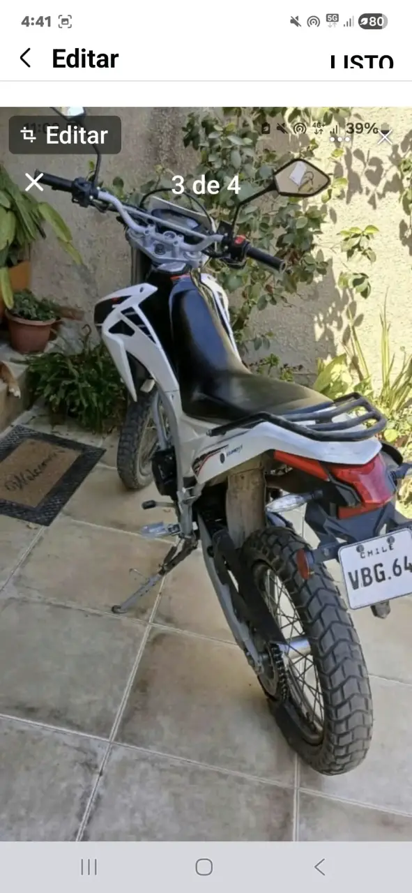 Motocicleta deportiva blanca - 3