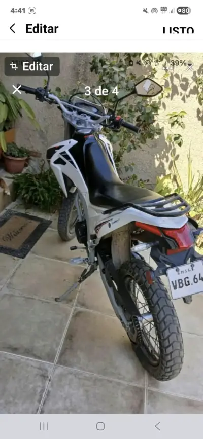 Motocicleta deportiva blanca - miniatura 3