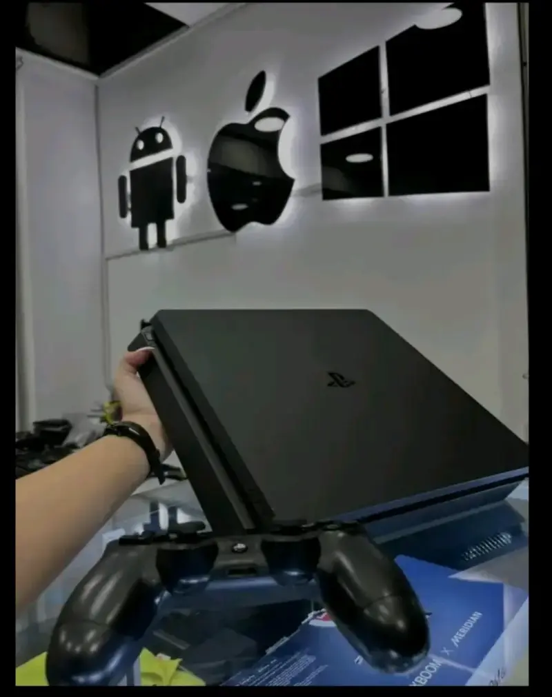 PlayStation 4 slim en perfecto estado - 2
