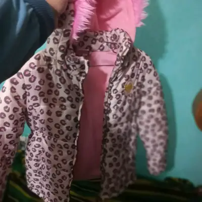 Chaqueta infantil con capucha rosa - miniatura 1