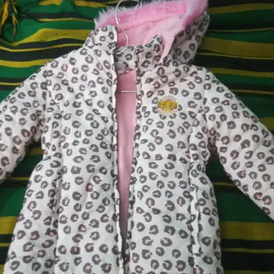 Chaqueta infantil con capucha rosa - miniatura 3