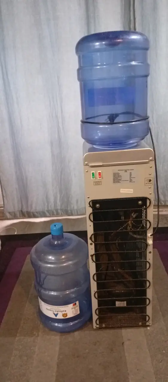 Dispensador de agua con botellones - 1