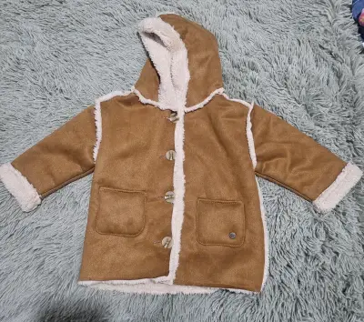 Chaqueta niña café con capucha - miniatura 1