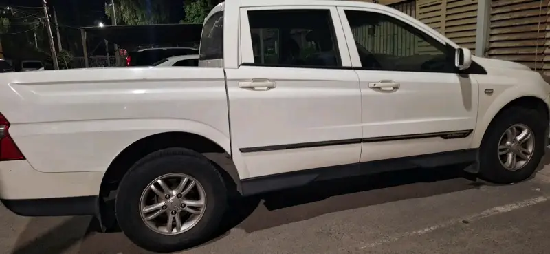 Camioneta blanca en buen estado - 2