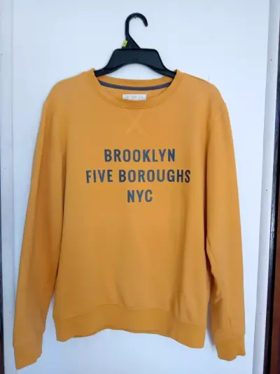 Polerón amarillo con texto 'Brooklyn NYC' - miniatura 1