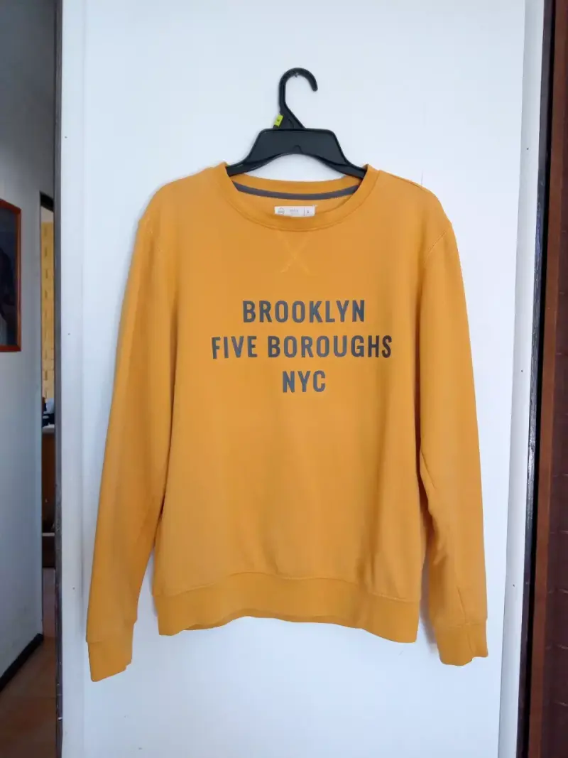Polerón amarillo con texto 'Brooklyn NYC' - 2
