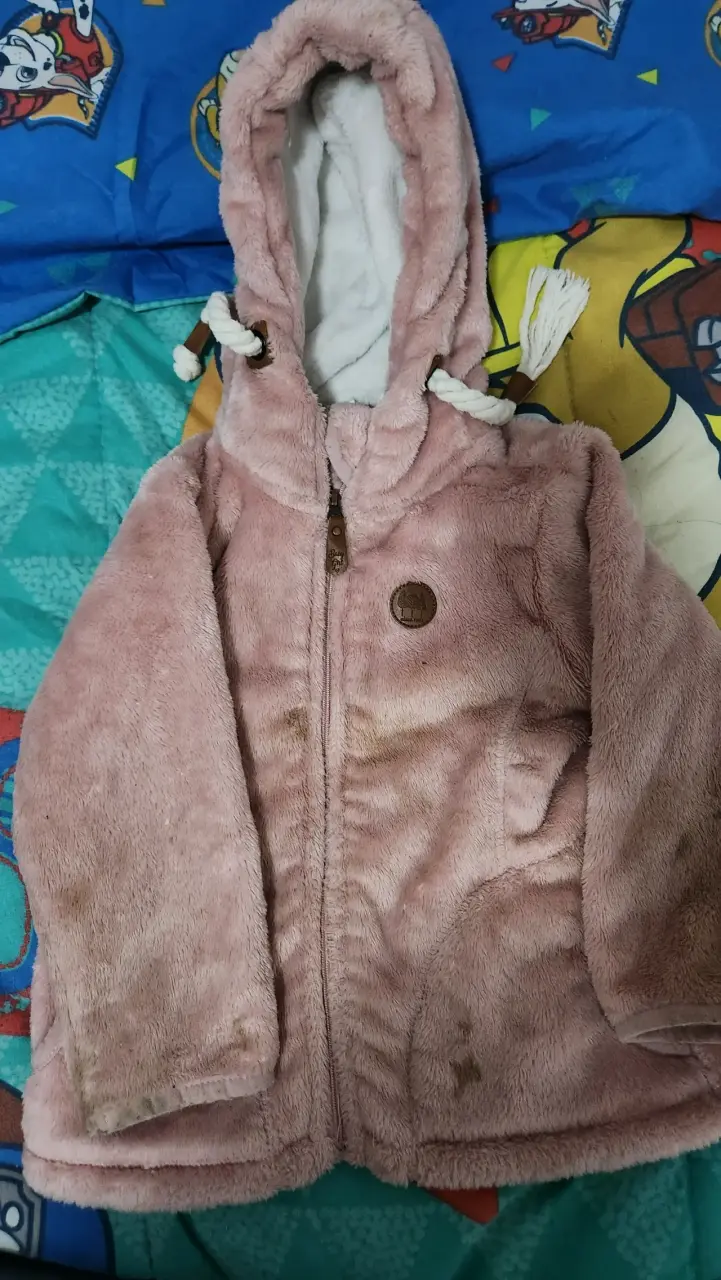 Chaqueta rosada con capucha