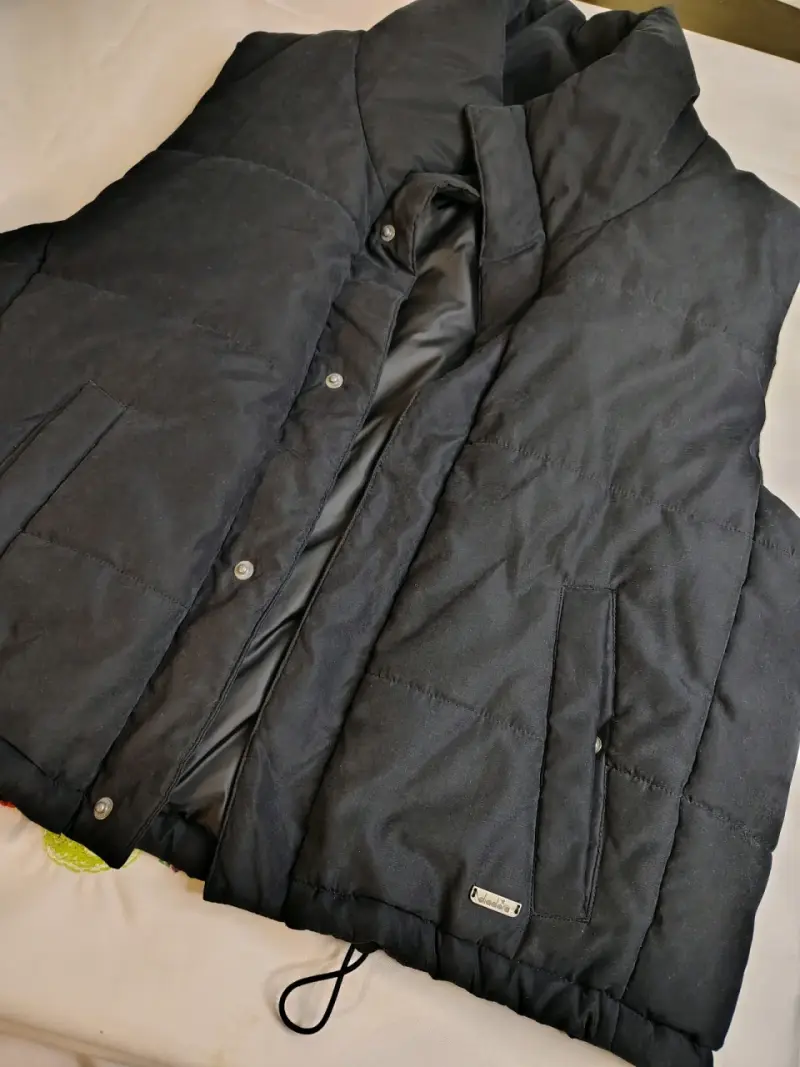Chaleco acolchado negro sin mangas - 2