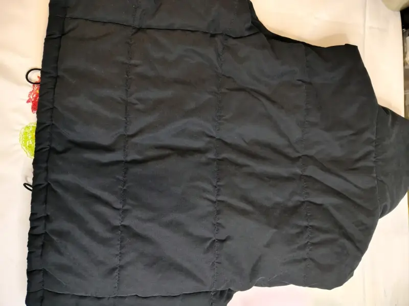 Chaleco acolchado negro sin mangas - 4